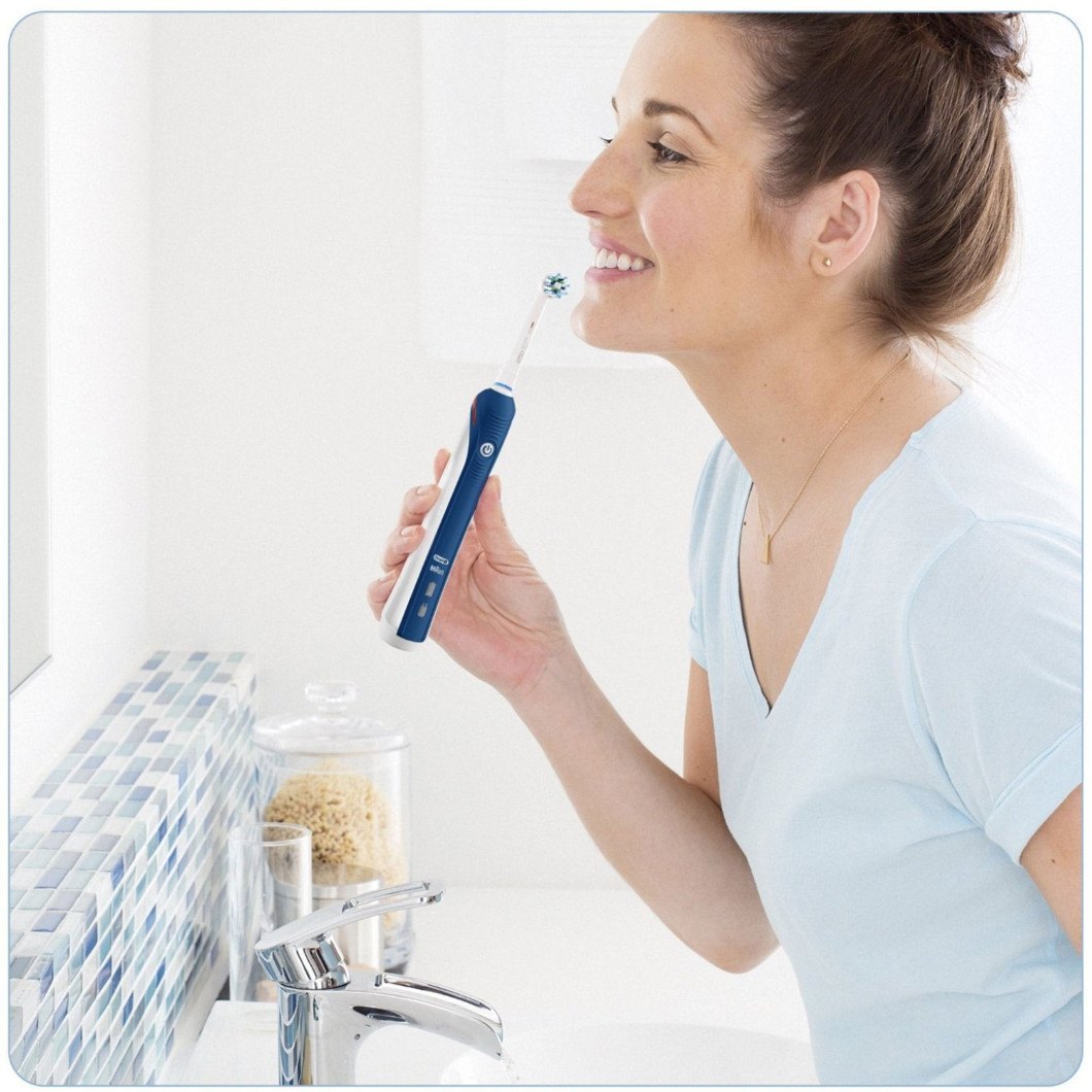 Oral-B Pro 5000 User holding the toothbrush in front of the mirror